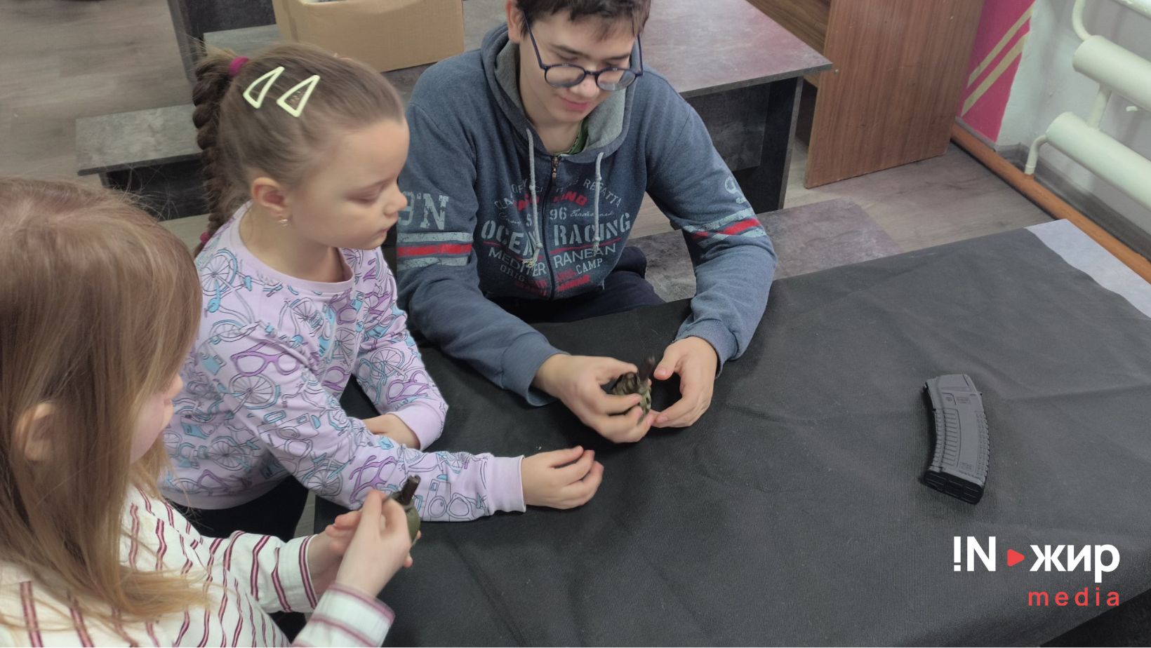 Діти розбирають гранати в селищі Нижньогірський окупованого Криму.